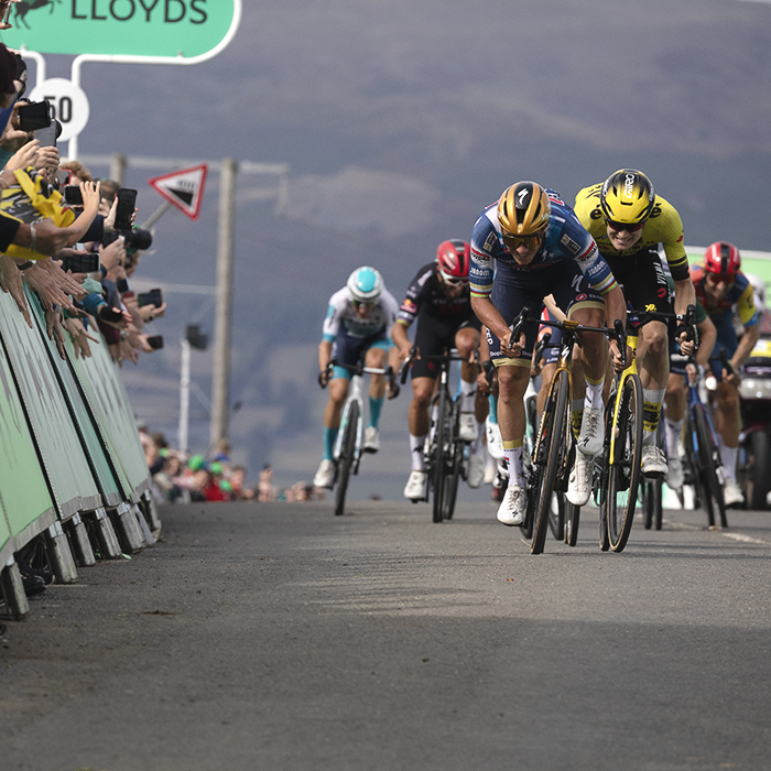 Tour of Britain 2025 - Remco Evenepoel and Thomas Gloag sprint for the line