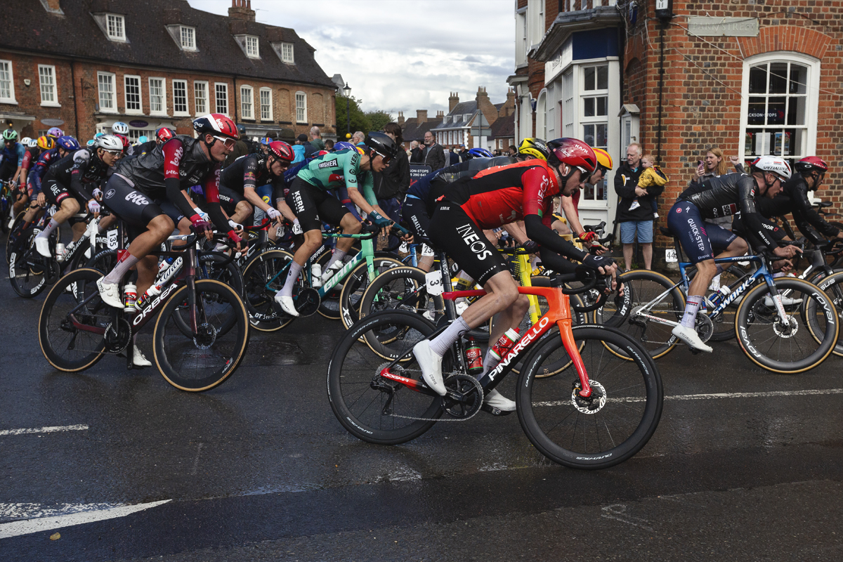 Tour of Britain 2025 - Riders round the corner in Woburn