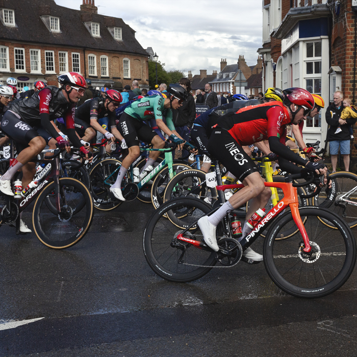 Tour of Britain 2025 - Riders round the corner in Woburn