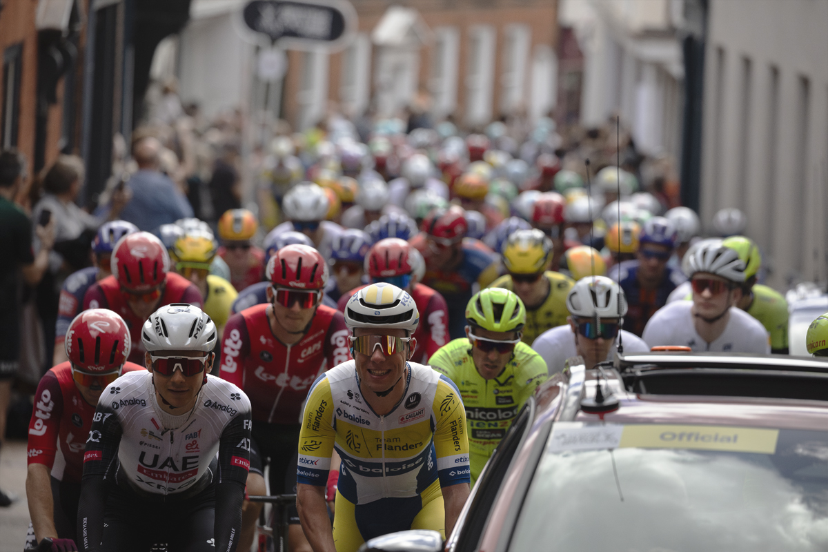 Tour of Britain 2025 - The peloton rolls out of Woodbridge at the start of Stage 1