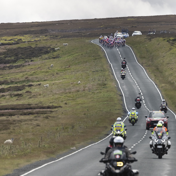 Tour of Britain Women’s 2025 - Stage 1 - The riders seen in the distance as they approach along Blakey Ridge