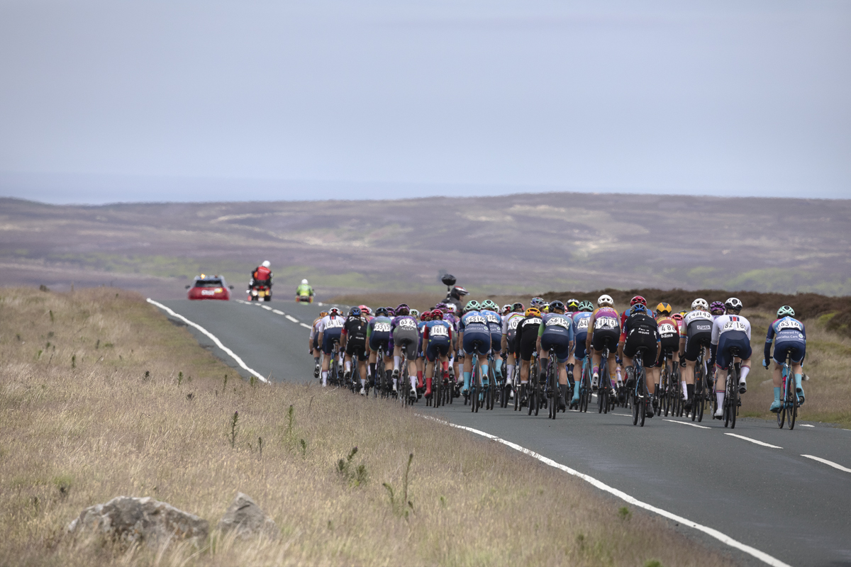 Tour of Britain Women’s 2025 - Stage 1 - Rear view of the riders as they pass over Blakey Ridge