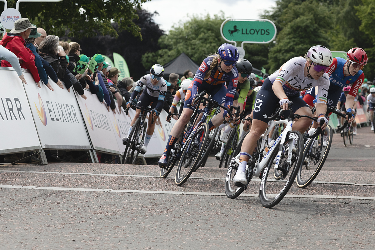 Tour of Britain Women’s 2025 - Stage 4 - Riders round the corner just after the finishing straight on one of the circuits on Glasgow Green