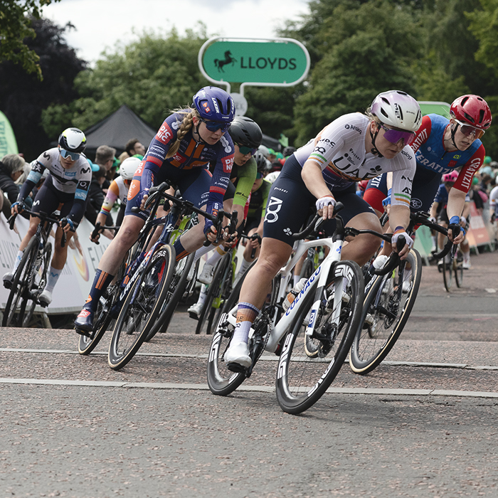 Tour of Britain Women’s 2025 - Stage 4 - Riders round the corner just after the finishing straight on one of the circuits on Glasgow Green