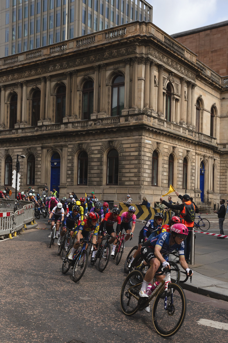 Tour of Britain Women’s 2025 - Stage 4 - The peloton sweeps through Nelson Mandela Place