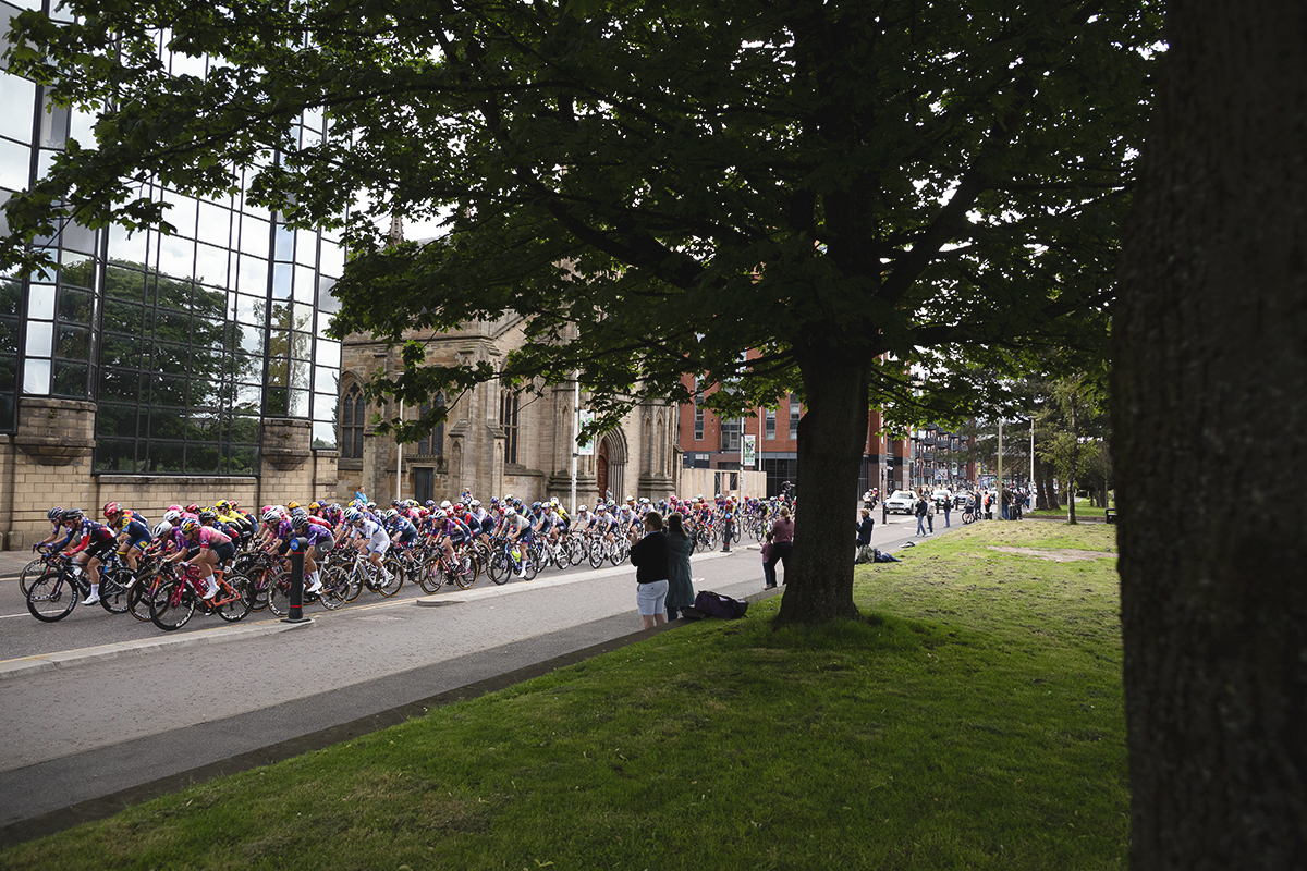 Tour of Britain Women’s 2025 - Stage 4 - The peloton passes by the Archdiocese Of Glasgow