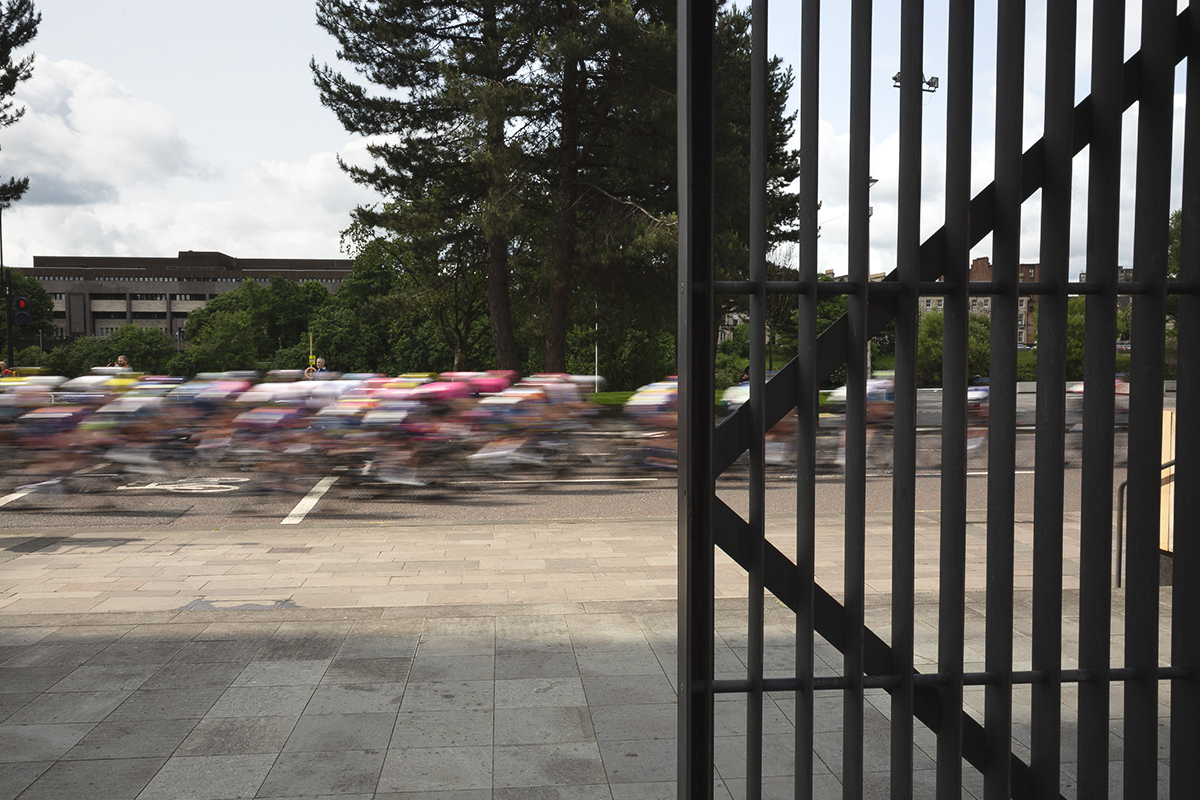 Tour of Britain Women’s 2025 - Stage 4 - The peloton seen through a gateway on Clyde Street