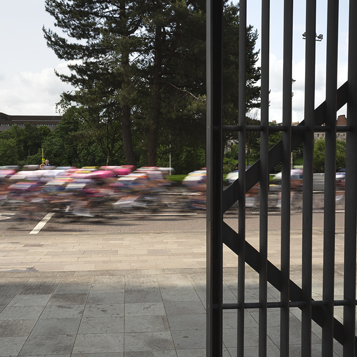 Tour of Britain Women’s 2025 - Stage 4 - The peloton seen through a gateway on Clyde Street