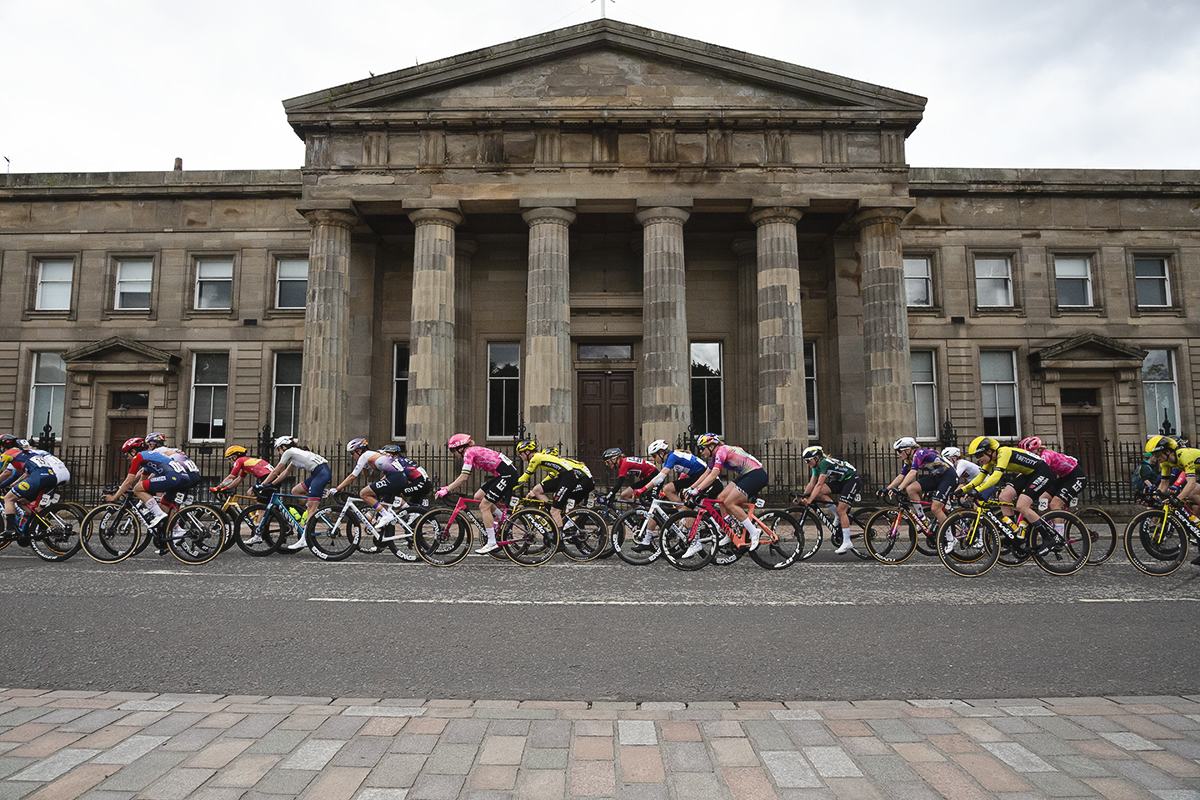 Tour of Britain Women’s 2025 - Stage 4 - The peloton passes The Former High Court Of Justiciary