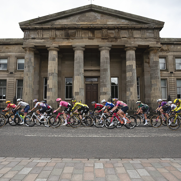 Tour of Britain Women’s 2025 - Stage 4 - The peloton passes The Former High Court Of Justiciary