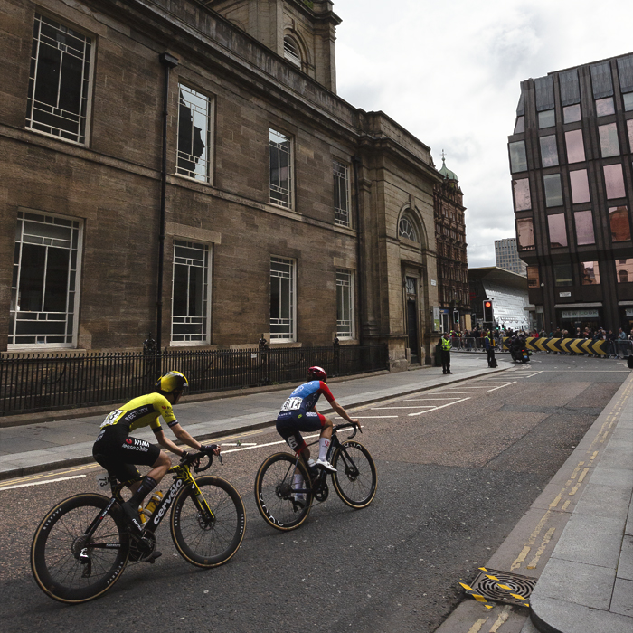 Tour of Britain Women’s 2025 - Stage 4 - Margaux Vigié & Marta Jaskulska pass St George’s Tron Church of Scotland in Glasgow