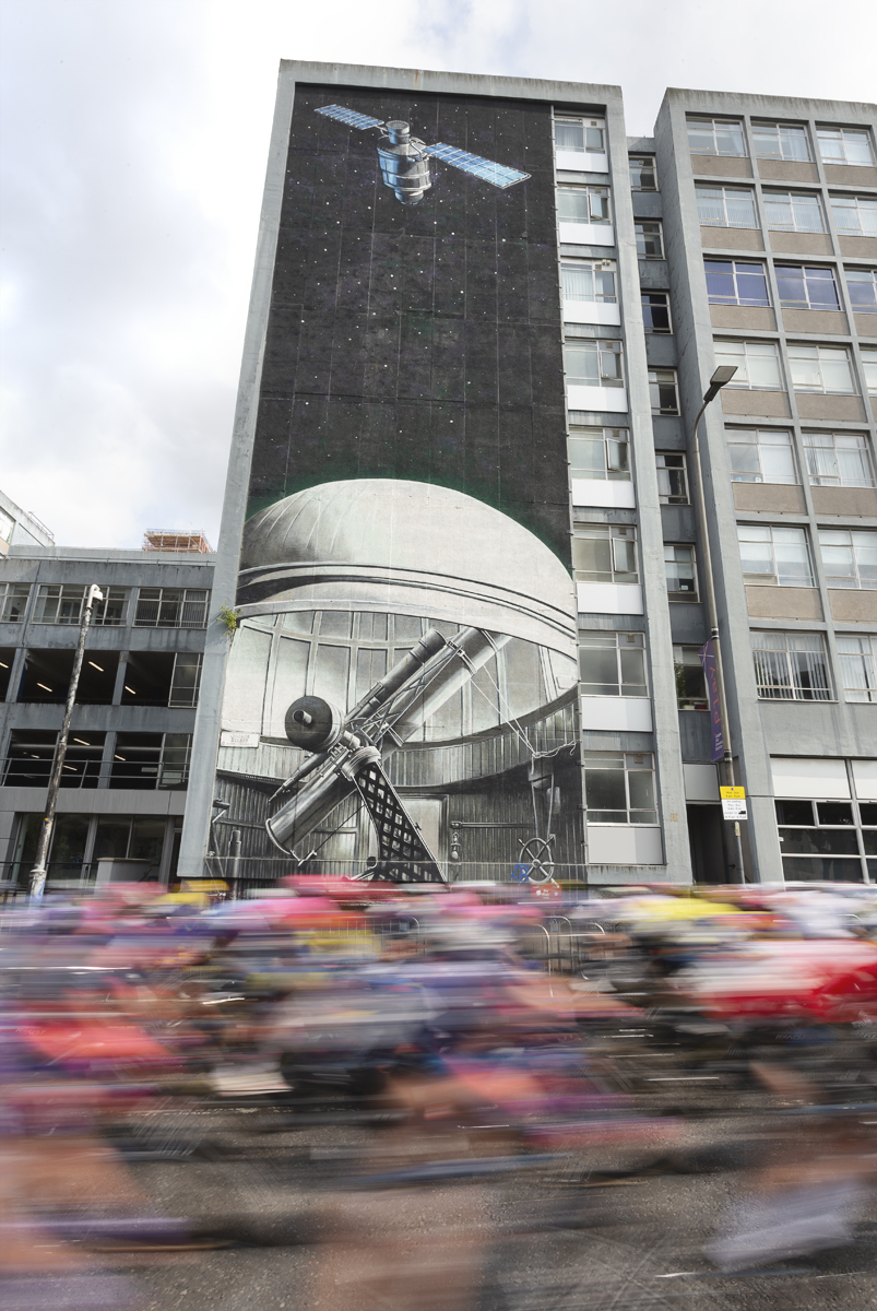 Tour of Britain Women’s 2025 - Stage 4 - Riders rush past the Dansken Equatorial Telescope mural 