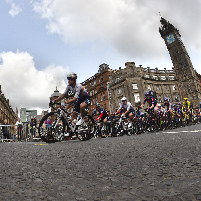 Tour of Britain Women’s 2025 - Stage 4 - Riders take the corner near Tollbooth Steeple