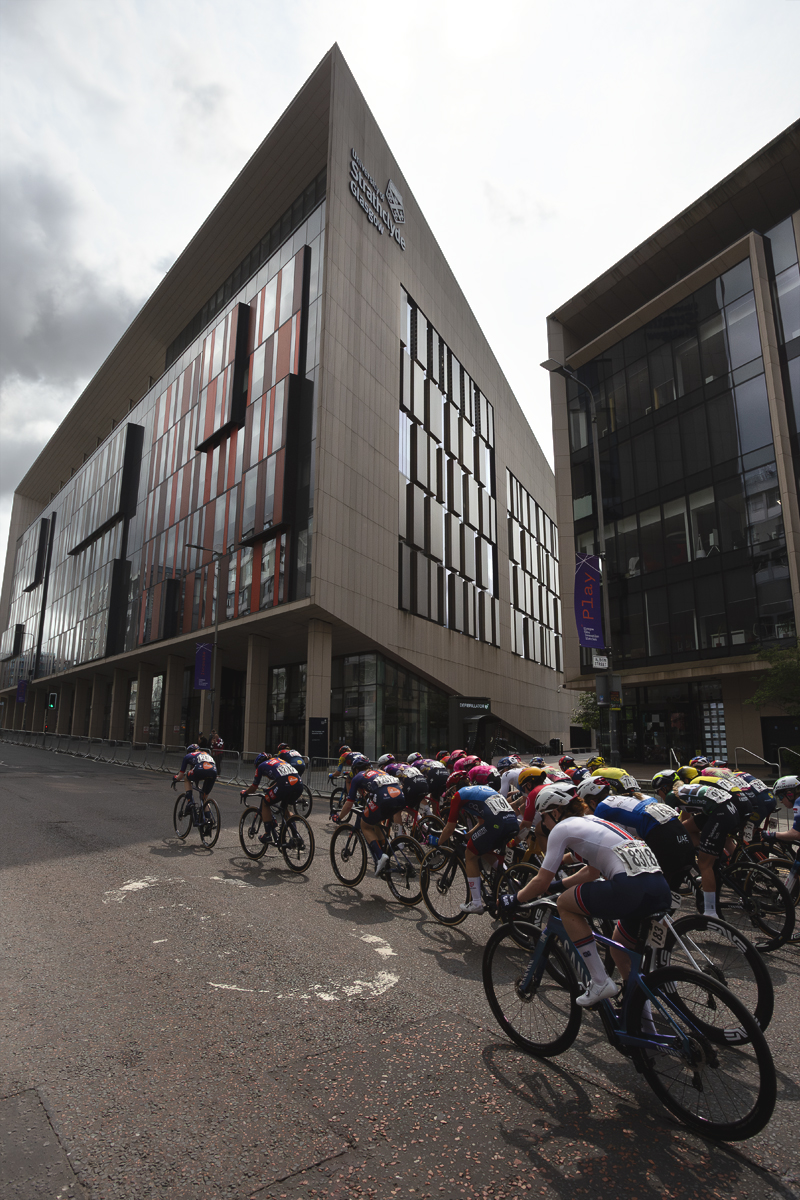 Tour of Britain Women’s 2025 - Stage 4 - The peloton races past the University of Strathclyde