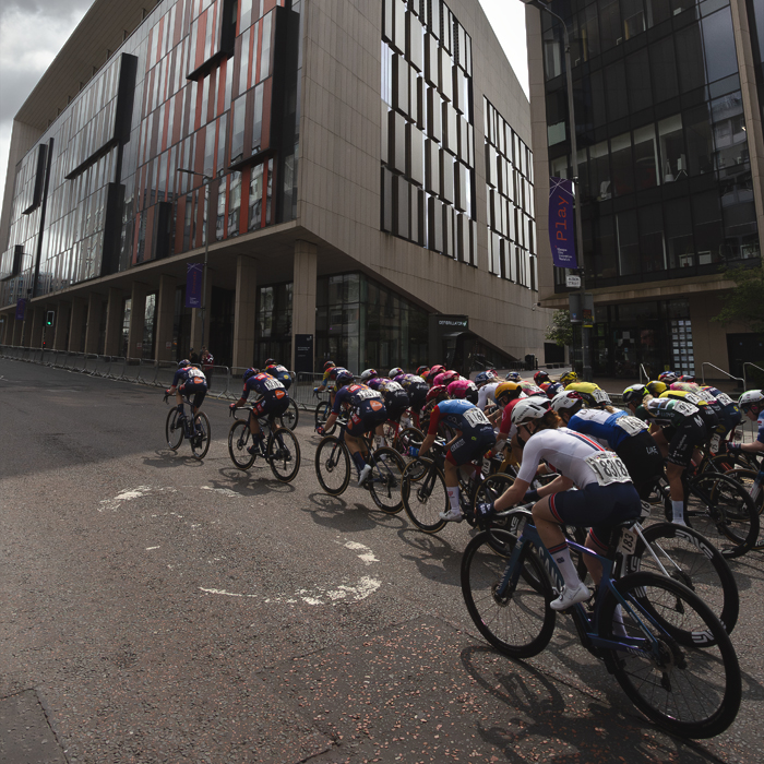 Tour of Britain Women’s 2025 - Stage 4 - The peloton races past the University of Strathclyde