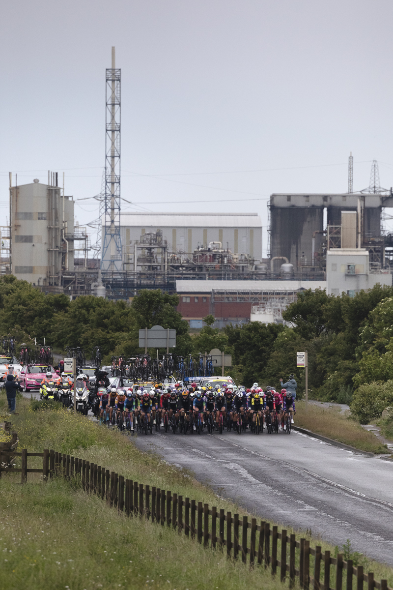 Tour of Britain Women’s 2025 - Stage 2 - The peloton in front of Greatham Works
