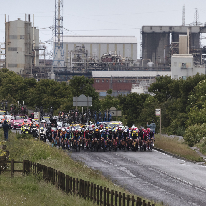 Tour of Britain Women’s 2025 - Stage 2 - The peloton in front of Greatham Works