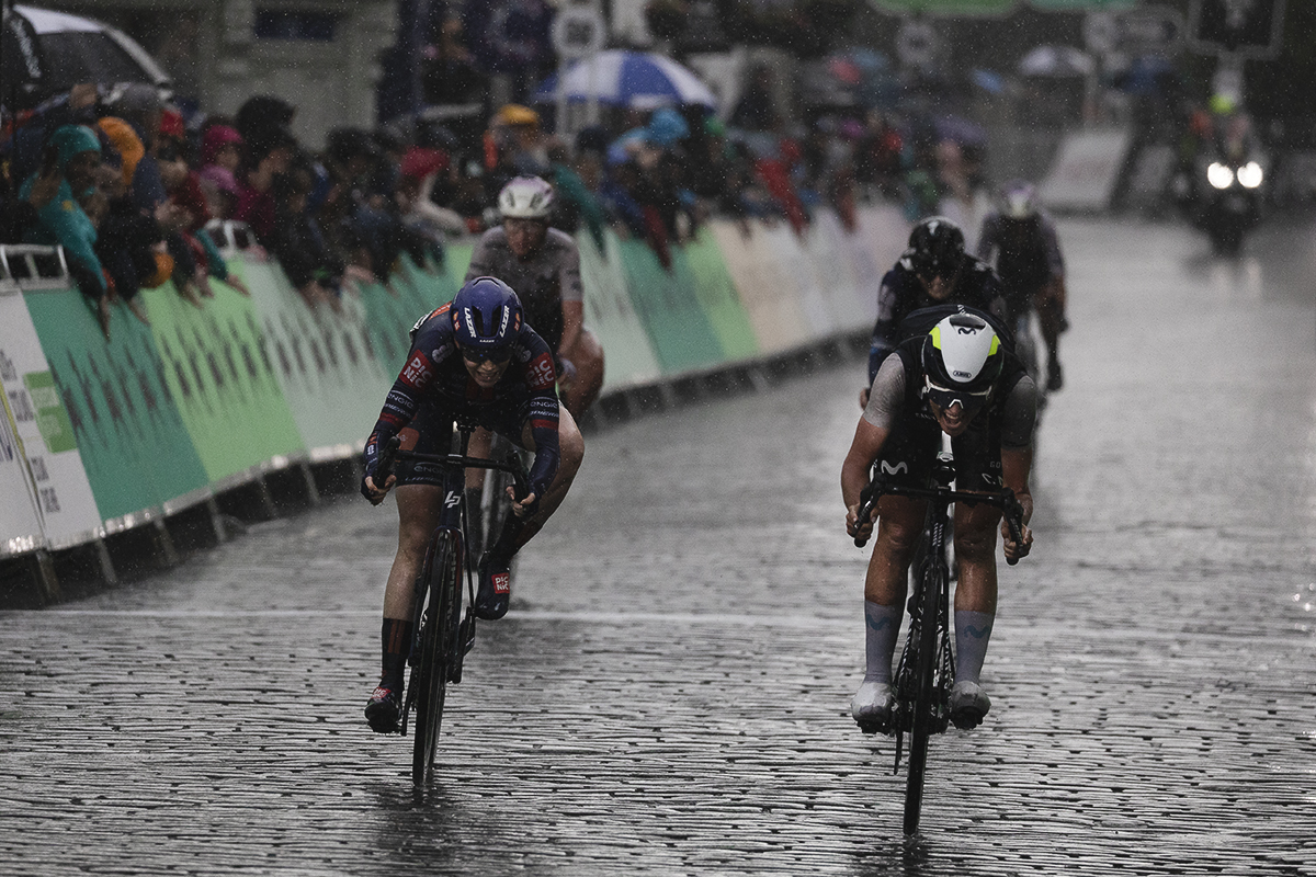 Tour of Britain Women’s 2025 - Stage 3 - Cat Ferguson and Josie Nelson contest the sprint in wet conditions in Kelso