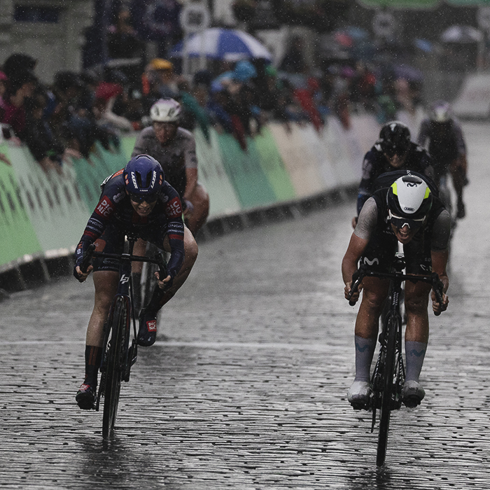 Tour of Britain Women’s 2025 - Stage 3 - Cat Ferguson and Josie Nelson contest the sprint in wet conditions in Kelso