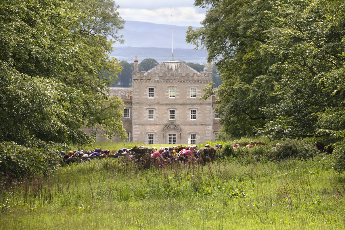 Tour of Britain Women’s 2025 - Stage 3 - Riders pass by the grand facade of Mellerstain House