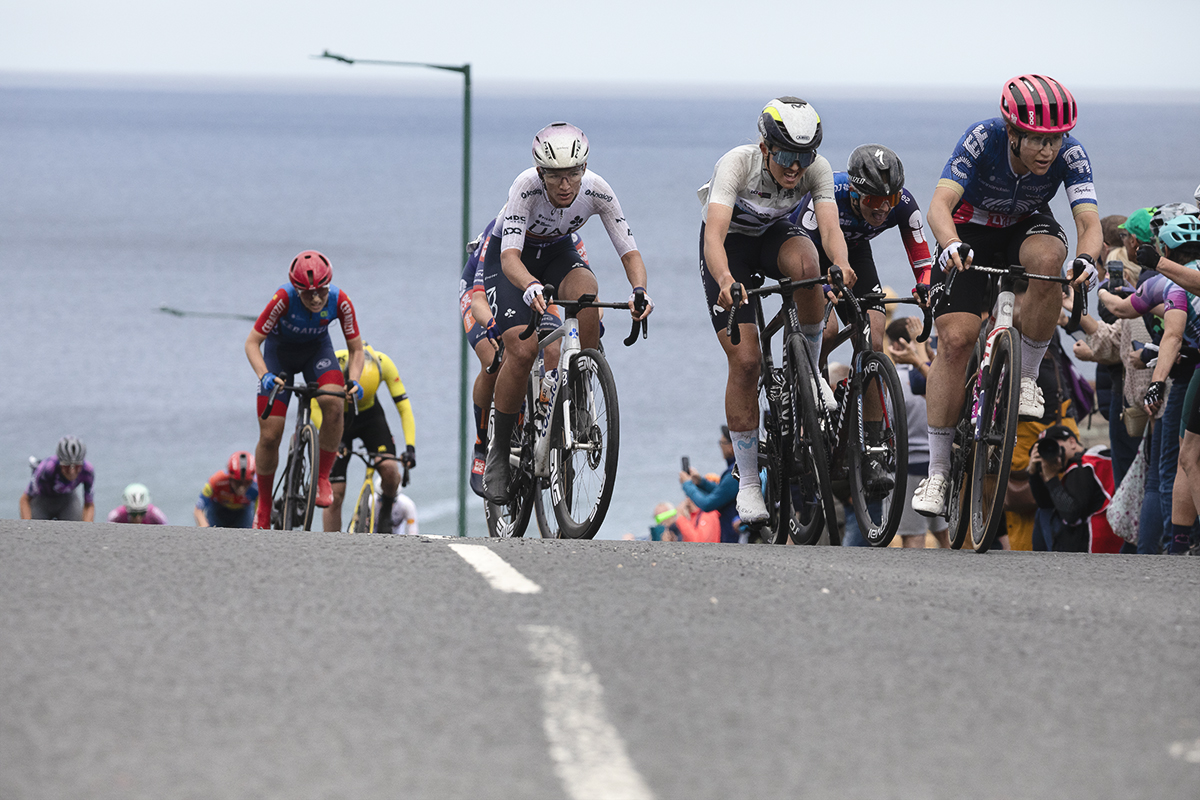 Tour of Britain Women’s 2025 - Stage 2 - A group os riders climb for the minor places at Saltburn-by-the-Sea