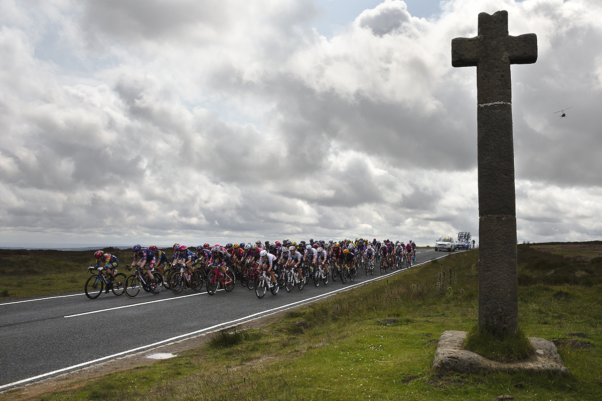 Tour of Britain Women’s 2025 - Stage 1 - The peloton passes by Young Ralph Cross in the North York Moors National Park