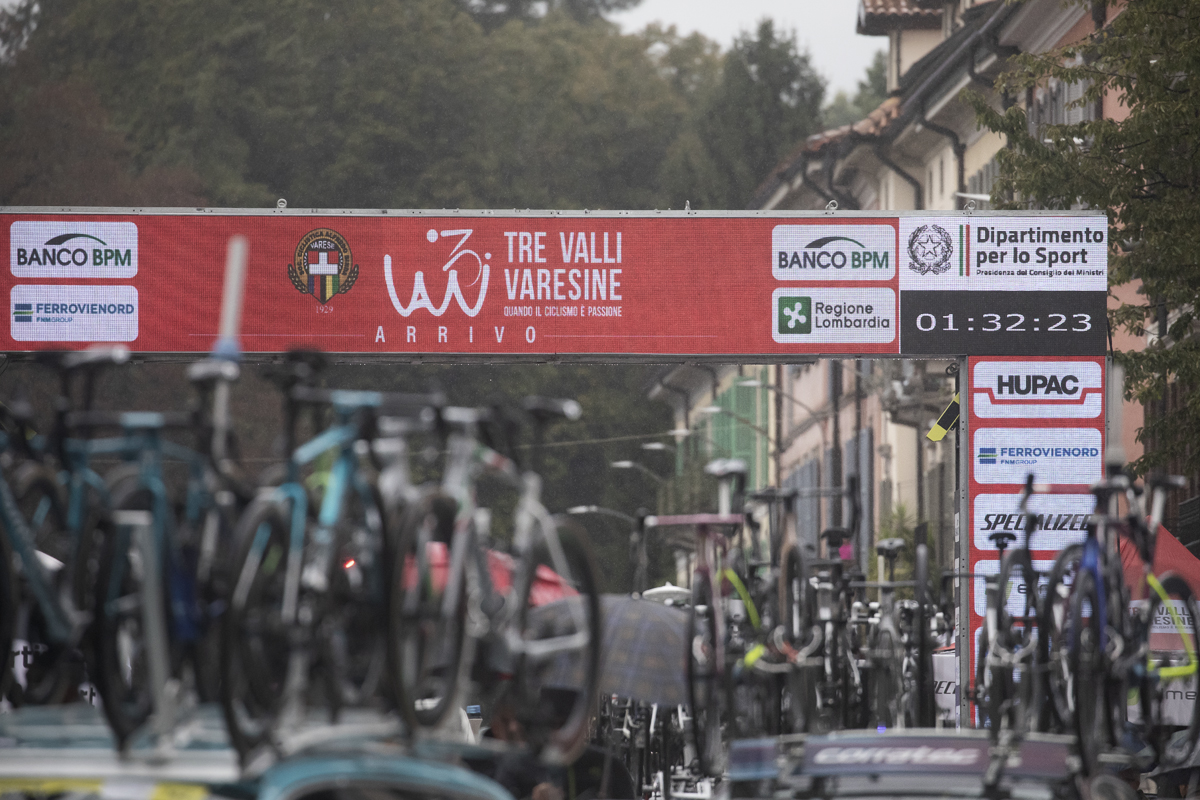 Tre Valli Varesine 2024 - The race convoy of team cars arrive back in Varese