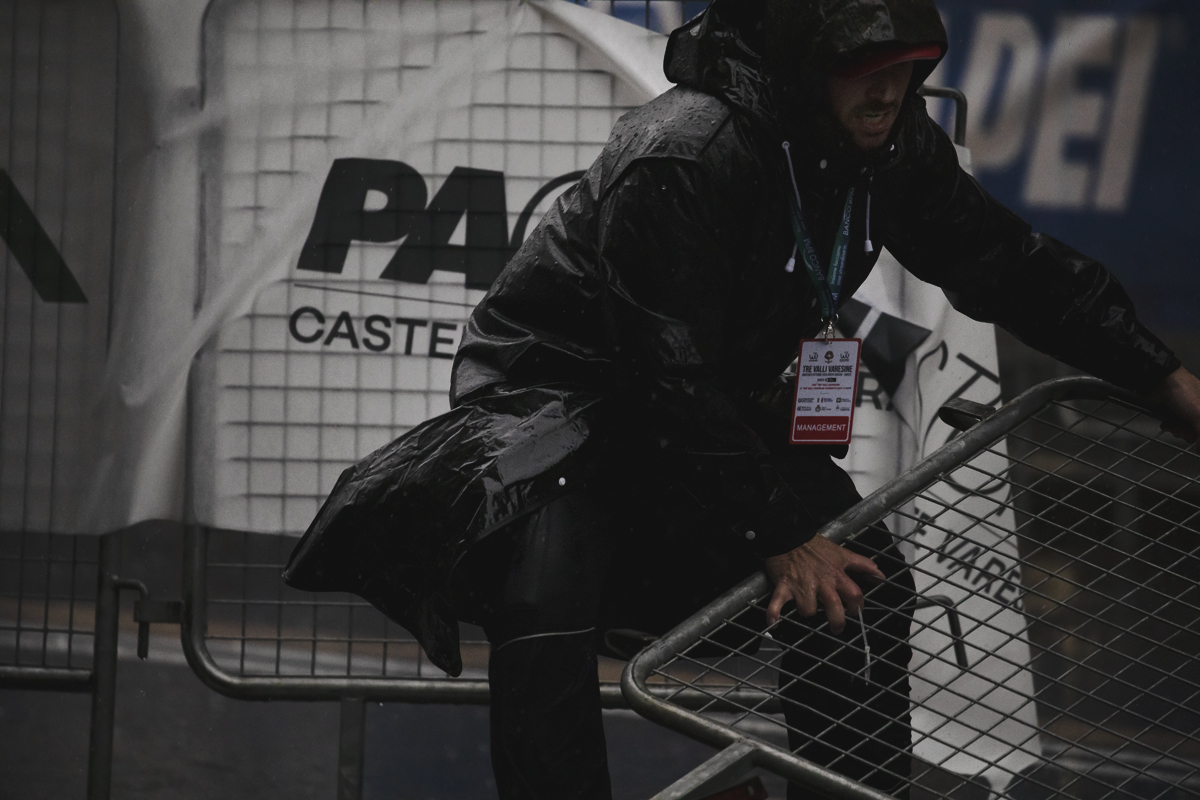 Tre Valli Varesine 2024 - Race officials battle against the elements as they try to restore the barriers