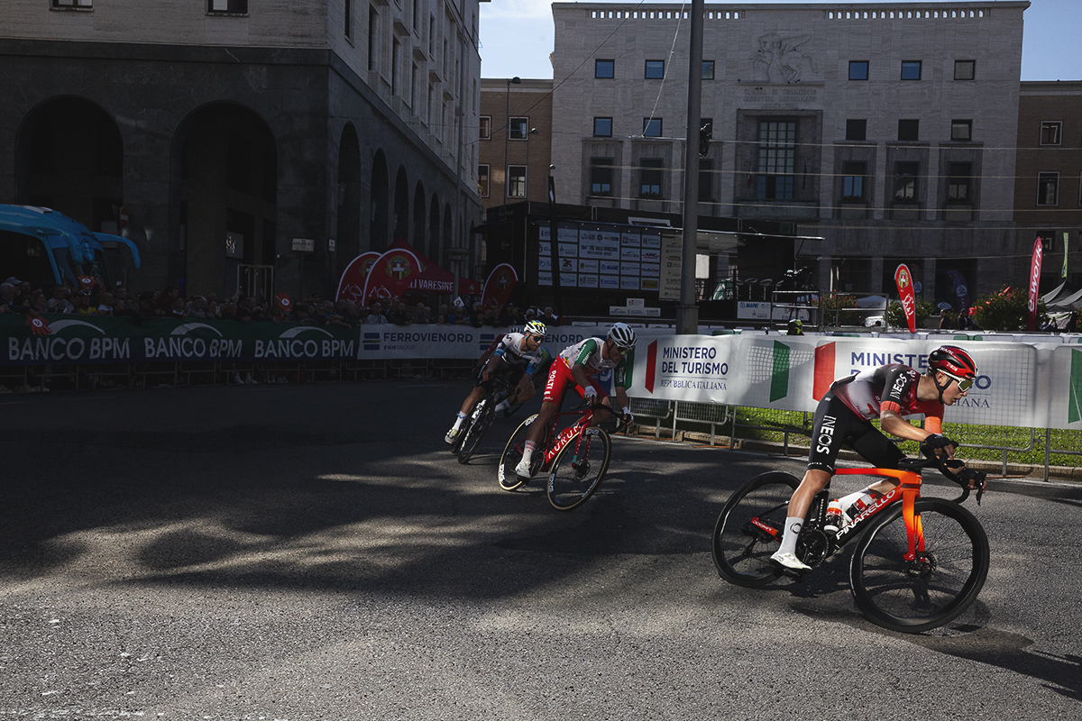 Tre Valli Varesine 2025 - Andrew August of INEOS Grenadiers leads a group of riders through Piazza Monte Grappa