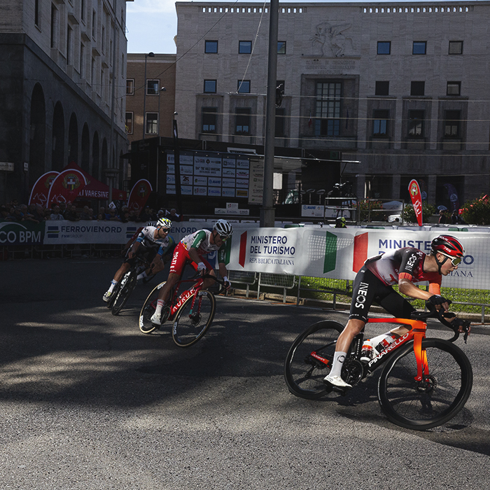Tre Valli Varesine 2025 - Andrew August of INEOS Grenadiers leads a group of riders through Piazza Monte Grappa