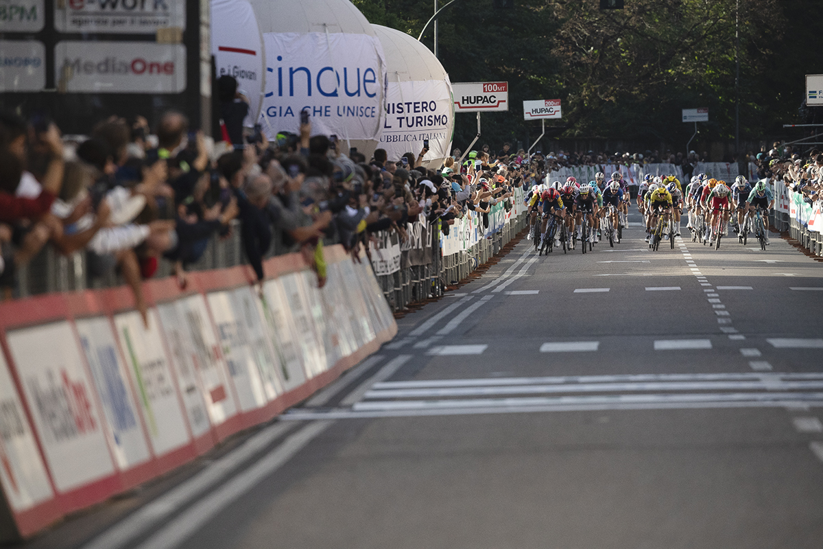 Tre Valli Varesine 2025 - The peloton sprints for the remaining podium places