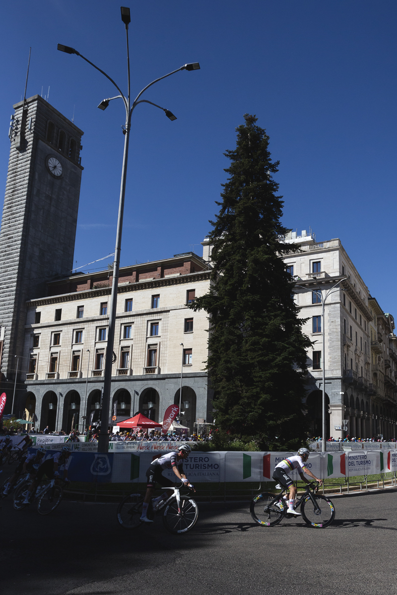 Tre Valli Varesine 2025 - Tadej Pogačar leads a group of riders round the tight hairpin in Piazza Monte Grappa