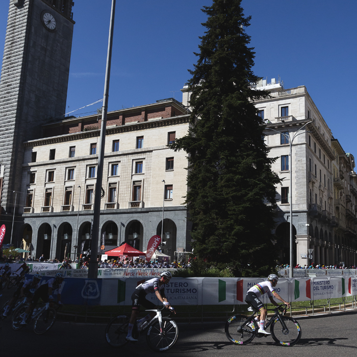 Tre Valli Varesine 2025 - Tadej Pogačar leads a group of riders round the tight hairpin in Piazza Monte Grappa