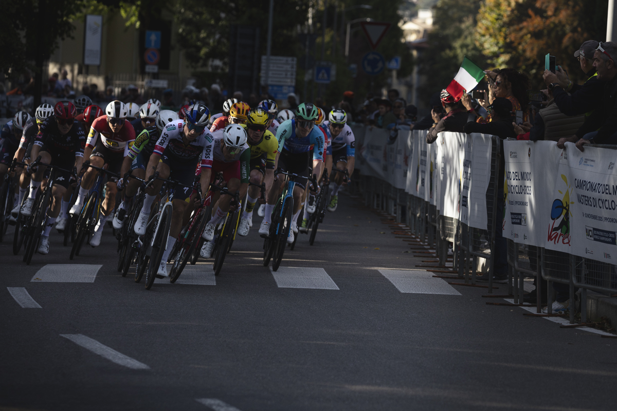 Tre Valli Varesine 2025 - The peloton takes the final corner