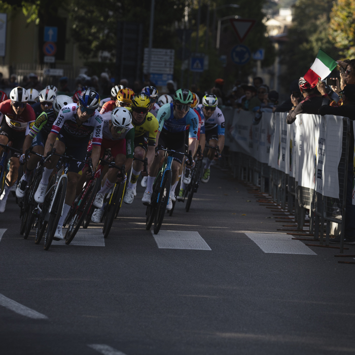 Tre Valli Varesine 2025 - The peloton takes the final corner