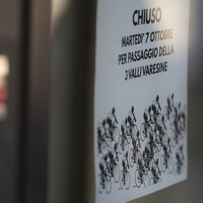 Tre Valli Varesine 2025 - A sign in a shop windows tells potential customers that they are closed for the race