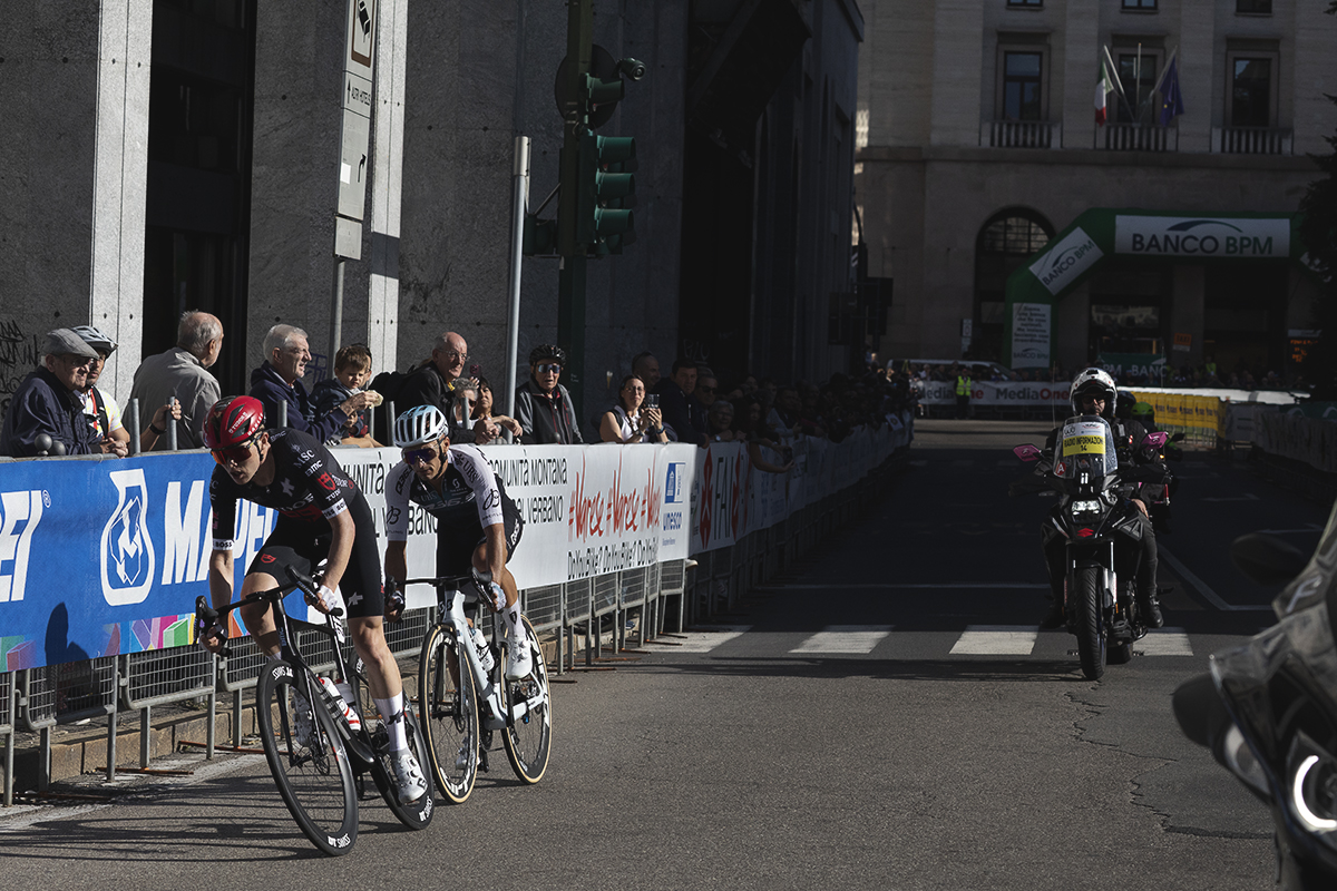 Tre Valli Varesine 2025 - Michael Storer and Gianluca Brambilla pass by speactators