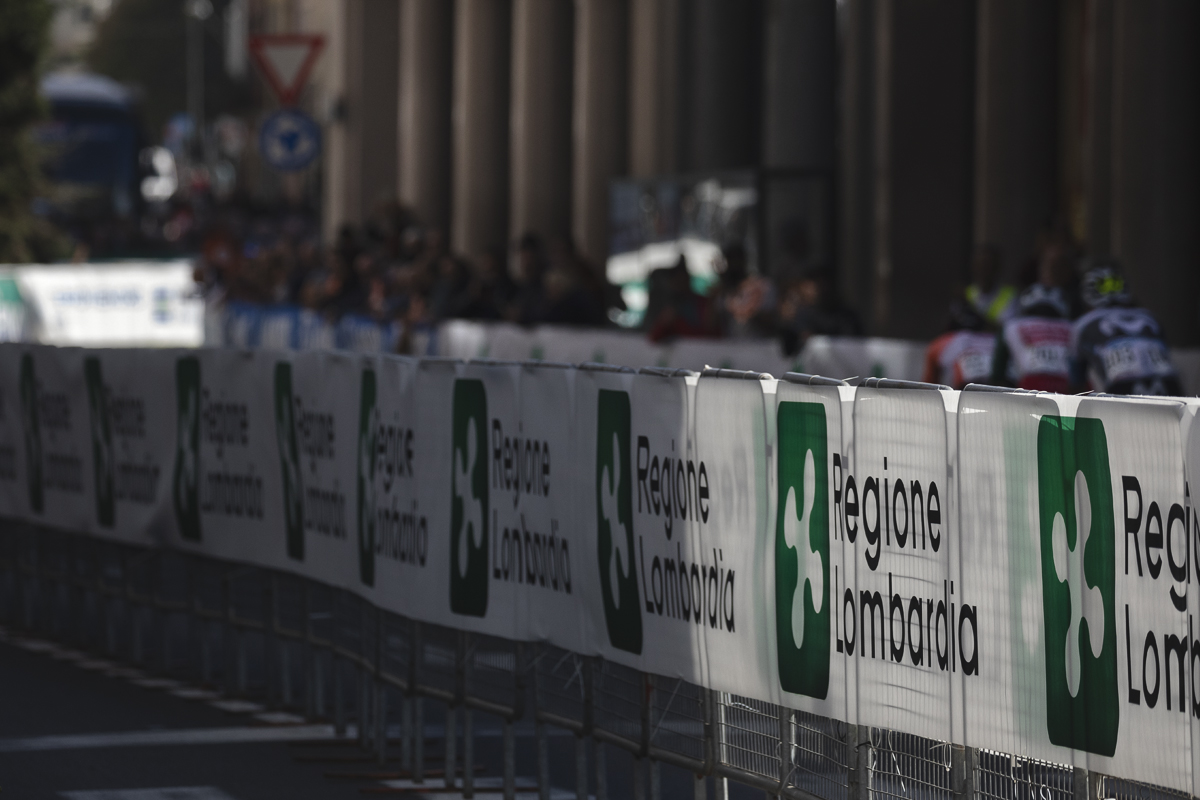 Tre Valli Varesine 2025 - The hoardings advertising Regione Lombardia glint in the autumnal sunlight