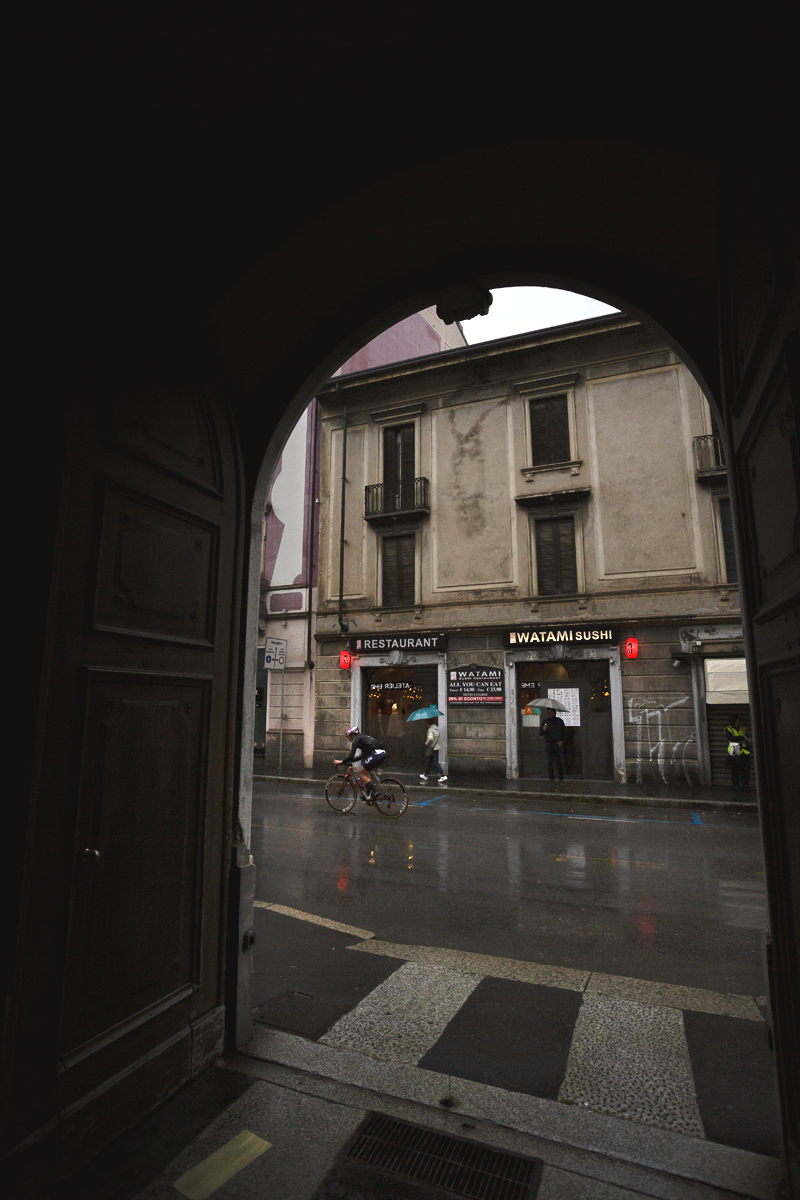 Tre Valli Varesine Women’s Race 2024 - Carloine Andersson in Varese seen through an archway