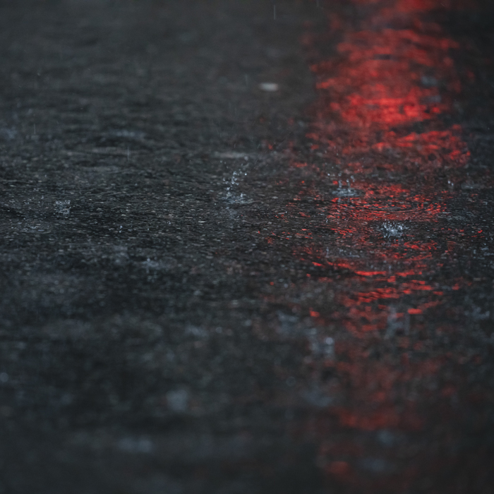Tre Valli Varesine Women’s Race 2024 - A red light reflected in the rain drenched street in Varese
