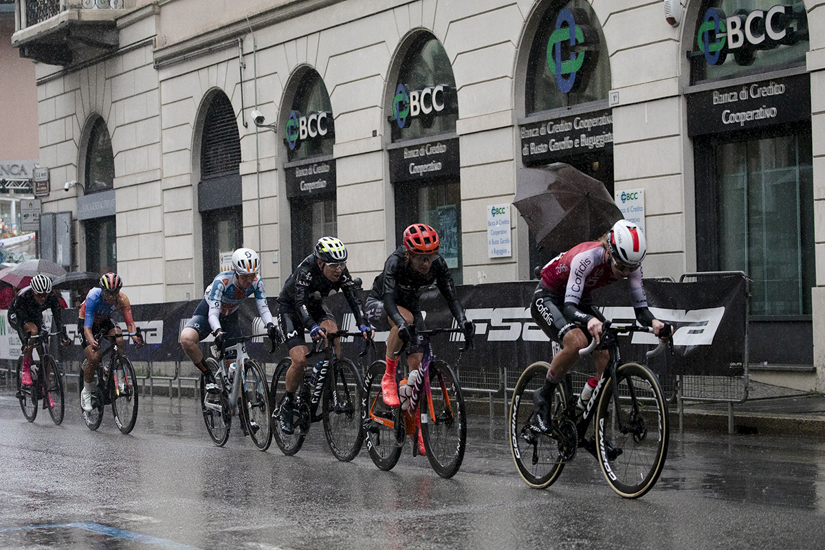 Tre Valli Varesine Women’s Race 2024 - Riders pass down the rain soaked streets of Varese