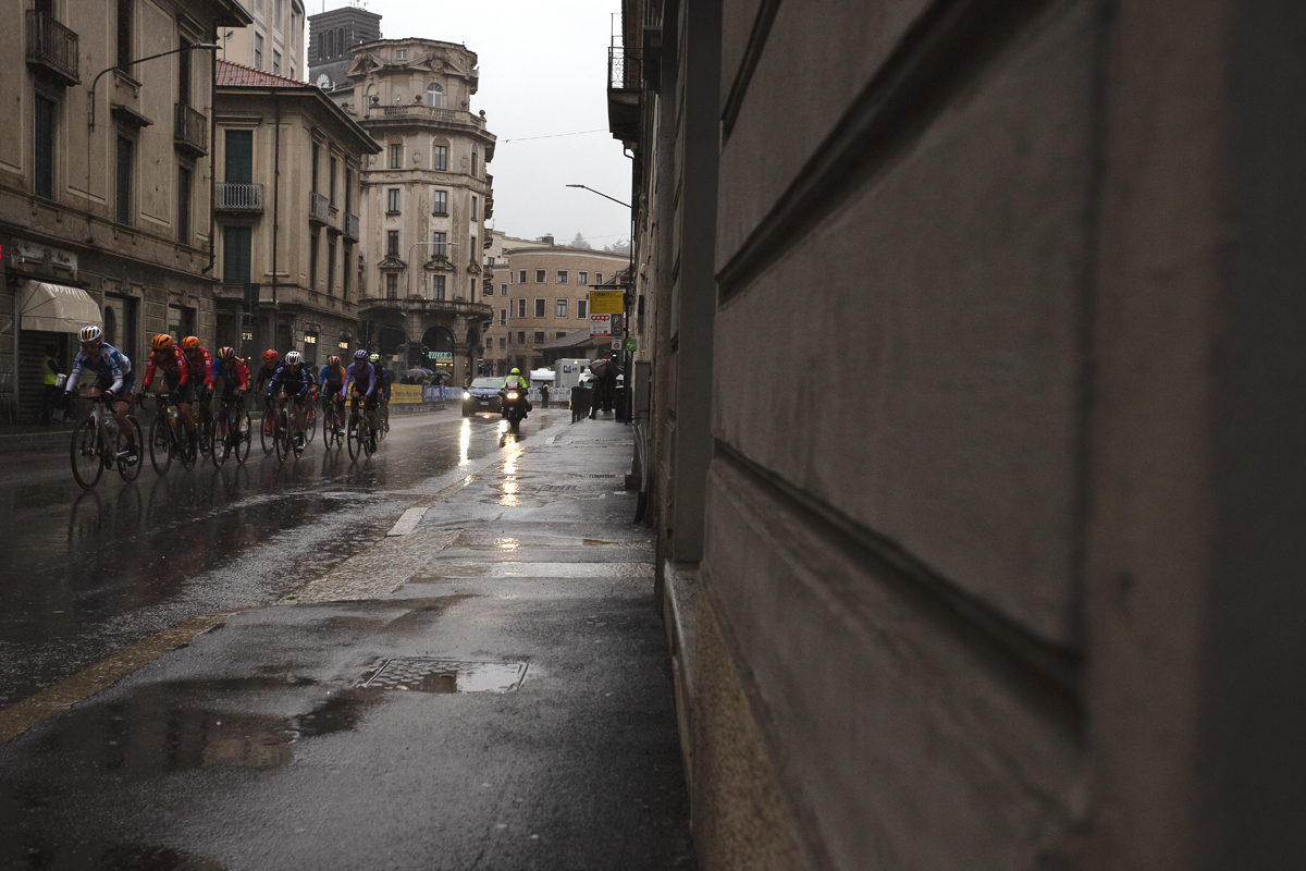 Tre Valli Varesine Women’s Race 2024 - A view of the riders passing down the road in Varese