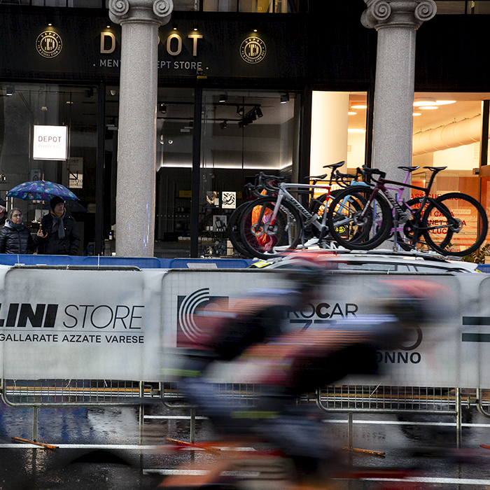 Tre Valli Varesine Women’s Race 2024 - Riders speed through the streets of Varese while spectators take shelter in the colonnades