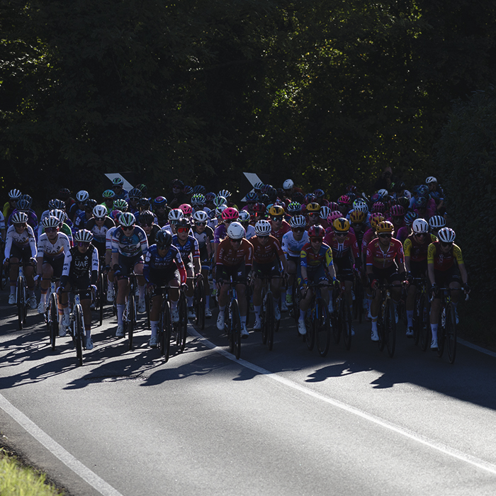 Tre Valli Varesine Women’s Race 2025 - The peloton emerge from the shadows as they tackle a tight corner