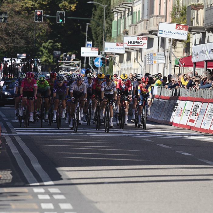 Tre Valli Varesine Women’s Race 2025 - The peloton approach the finish line on one of the laps in Varese