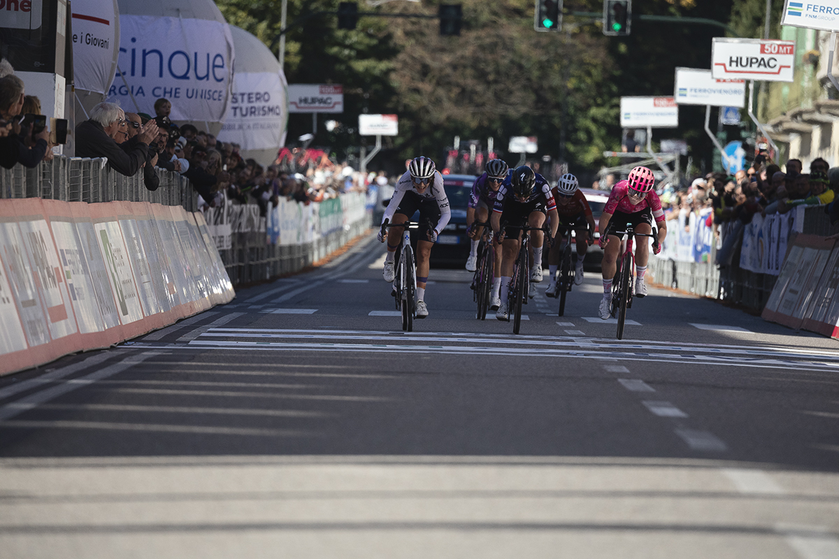 Tre Valli Varesine Women’s Race 2025 - Riders sprint to the line for third place