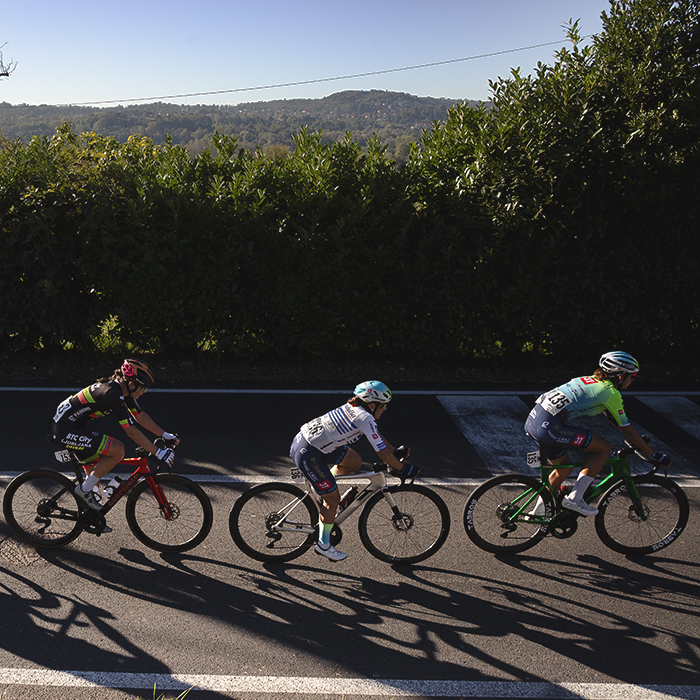 Tre Valli Varesine Women’s Race 2025 - The breakaway seen with hills in the background on the outskirts of Varese