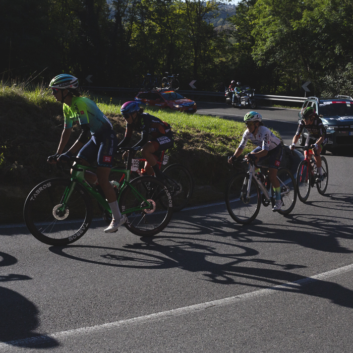 Tre Valli Varesine Women’s Race 2025 - The breakaway rounds a sharp bend on a climb on the outskirts of Varese