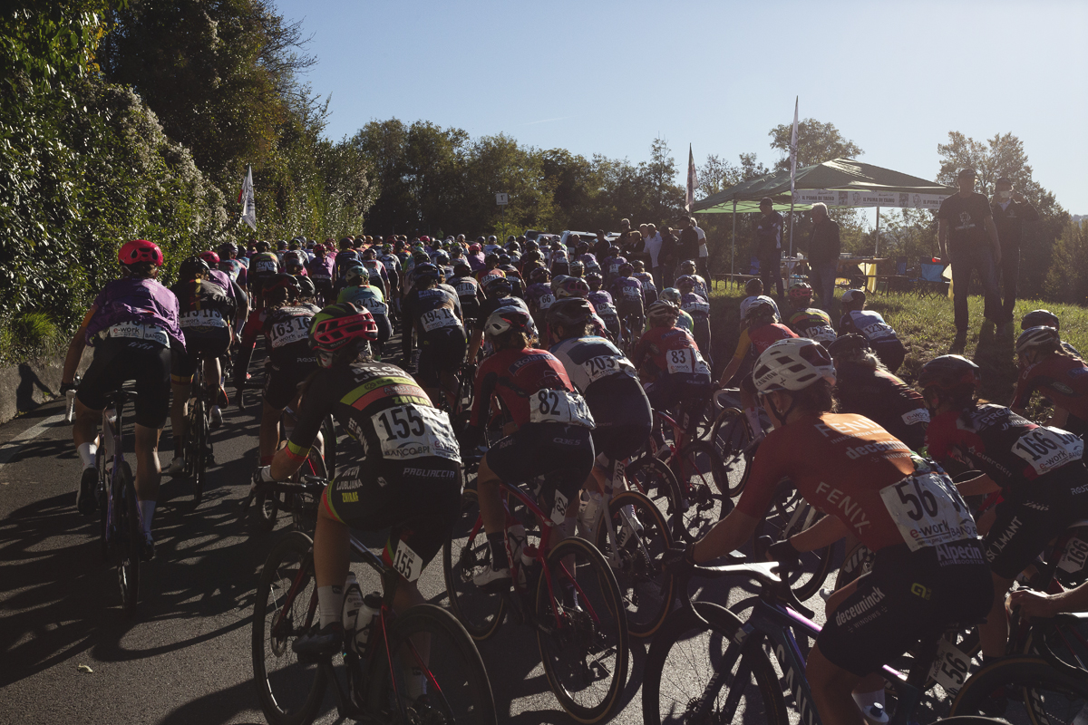 Tre Valli Varesine Women’s Race 2025 - The peloton seen from behind as they are encouraged by fans at the roadside