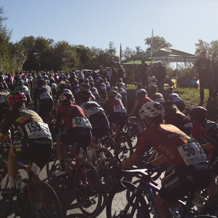 Tre Valli Varesine Women’s Race 2025 - The peloton seen from behind as they are encouraged by fans at the roadside